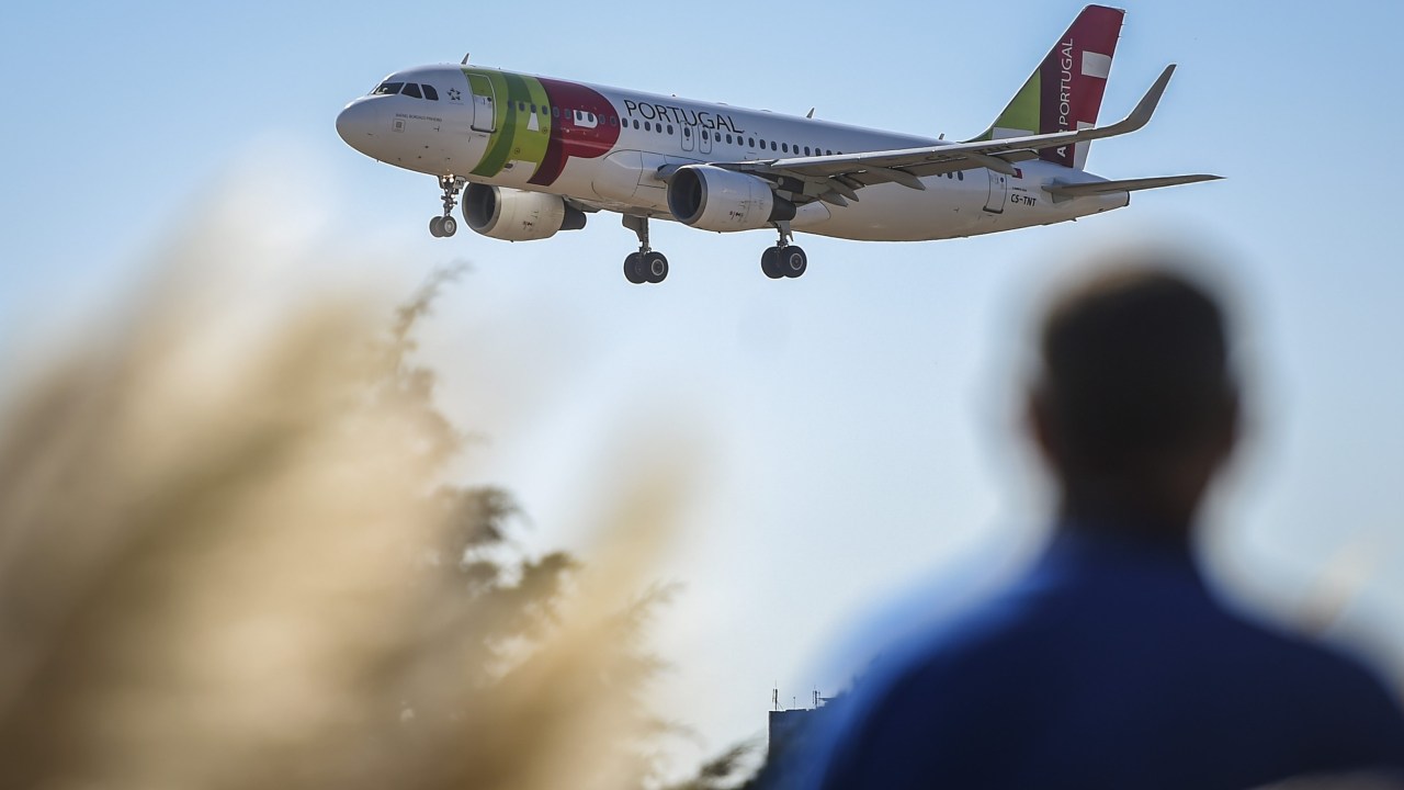 Avião da TAP prepara para aterrissar no Aeroporto Humberto Delgado, em Lisboa