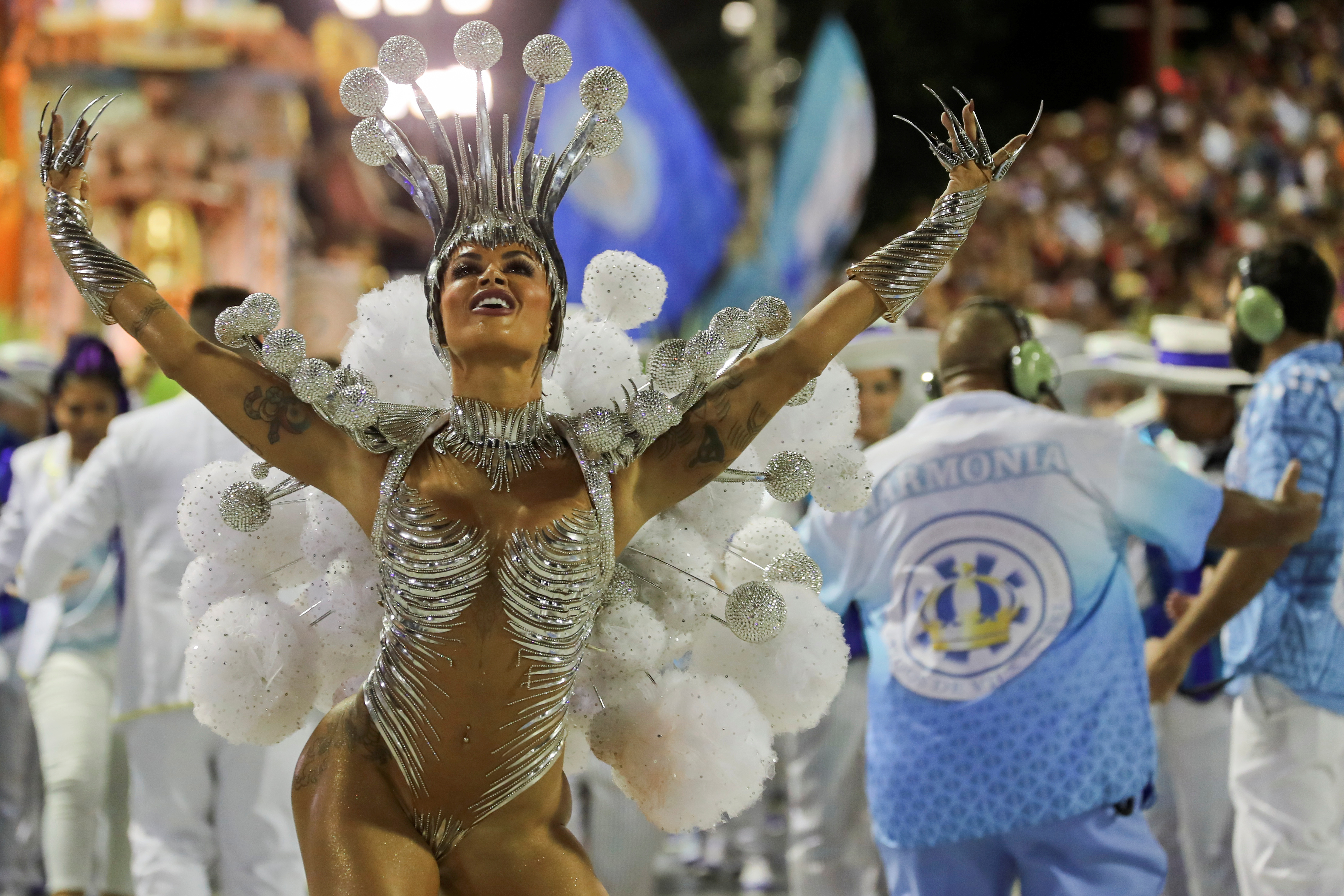 Carnaval Rio 2020 Segundo dia de desfiles na Sapucaí teve “laranjal