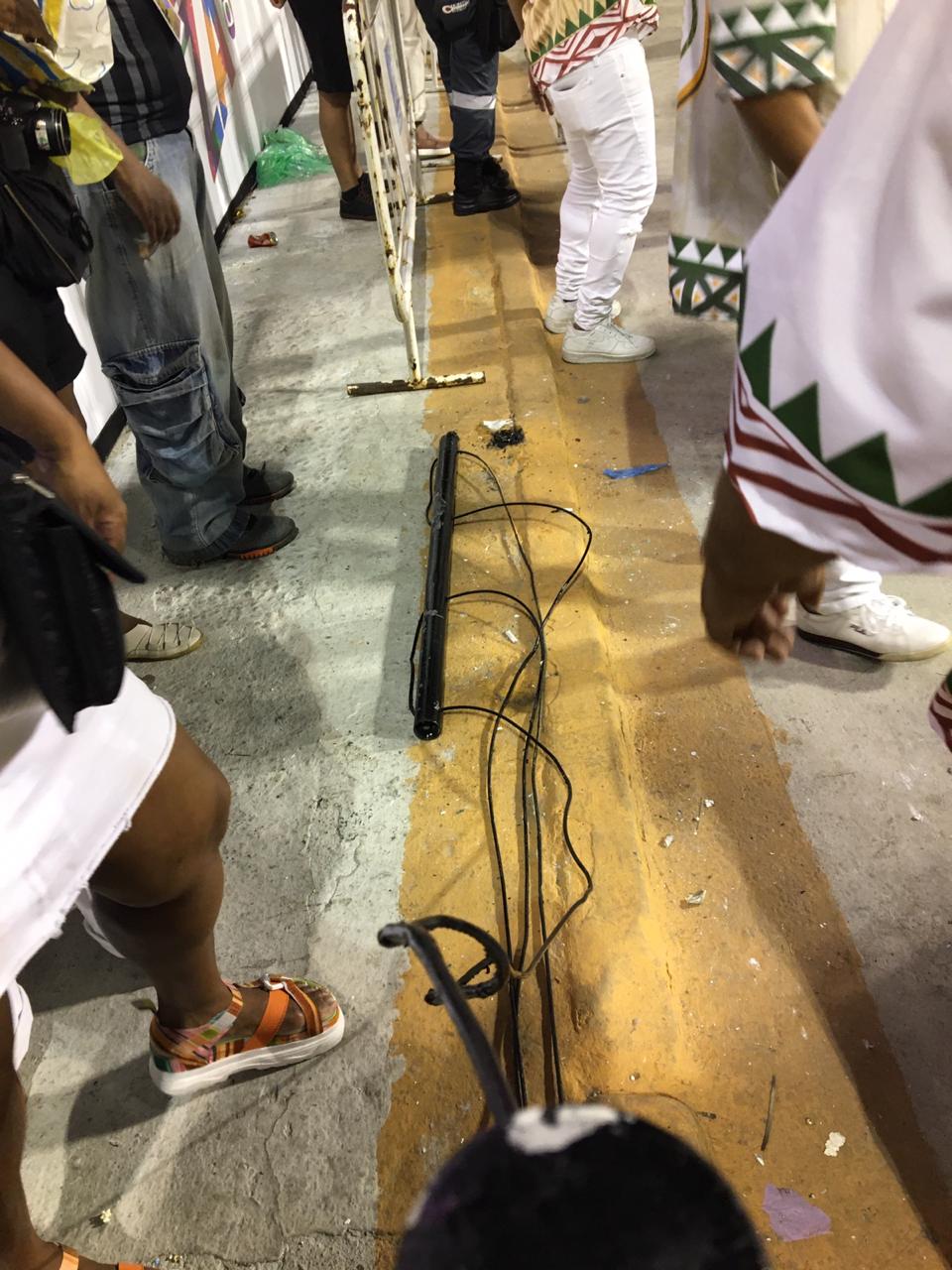 Carro alegórico da Grande Rio atinge repórteres de VEJA