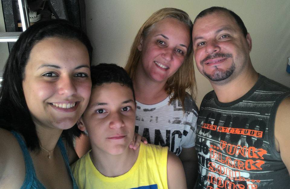 Anaflávia Gonçalves (à esquerda) com a família, encontrada carbonizada no mês passado