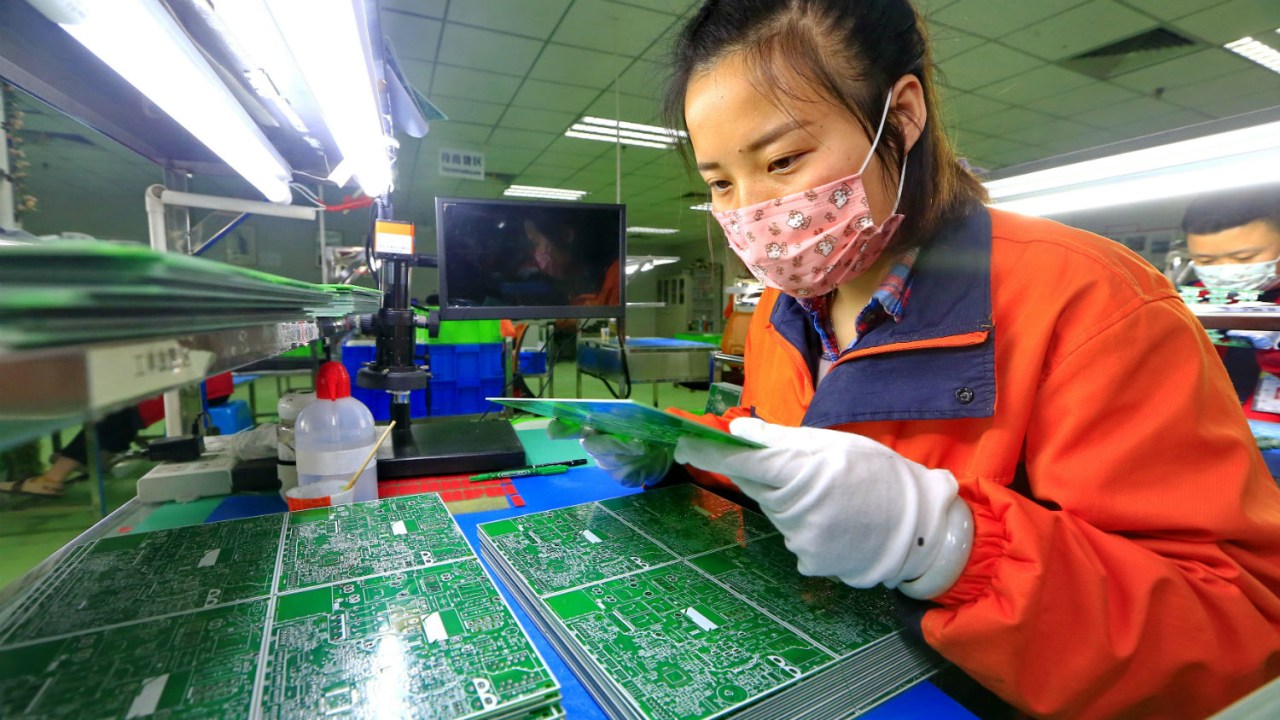 Trabalhadora chinesa utiliza máscara durante o trabalho em uma fábrica na província de Sichuan /
