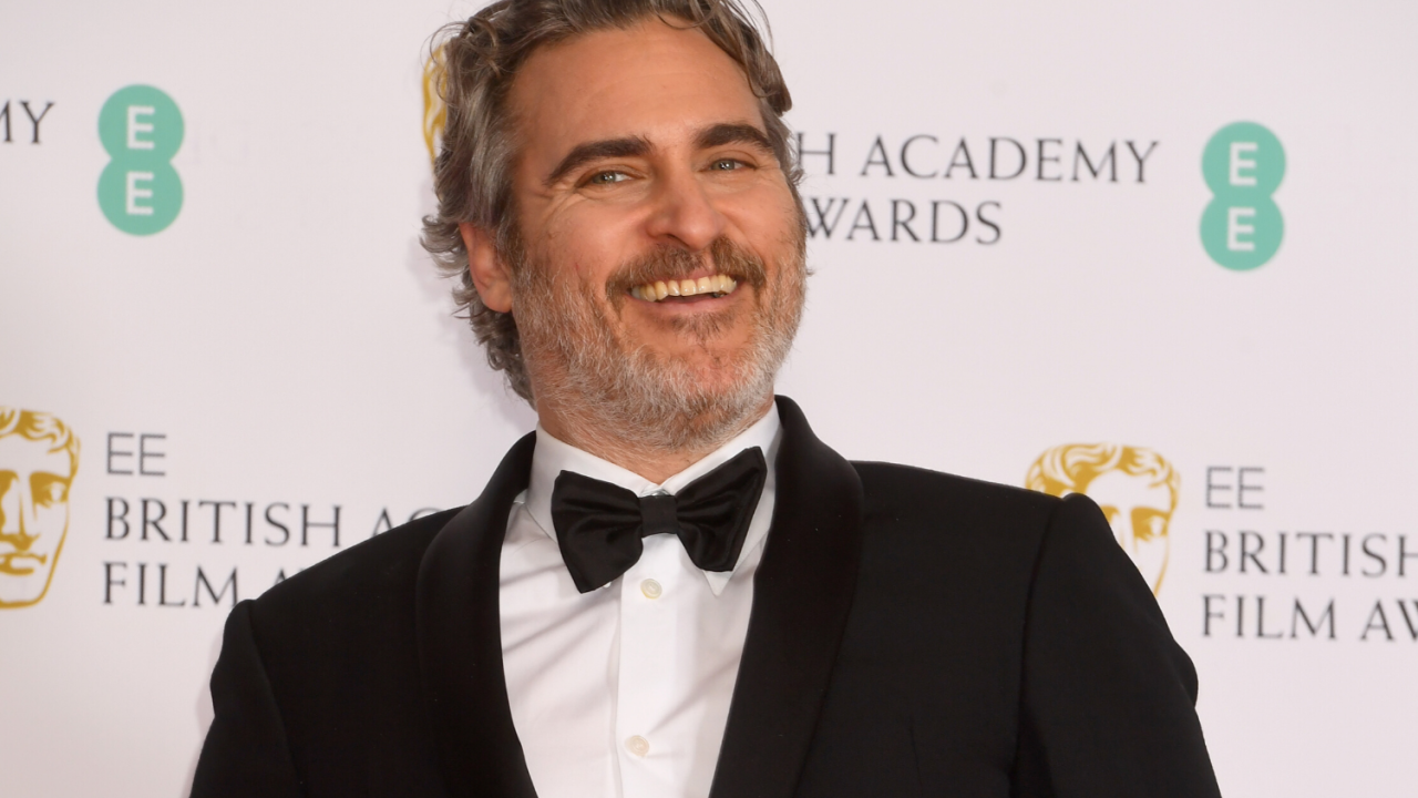 Joaquin Phoenix no tapete vermelho do BAFTA 2020