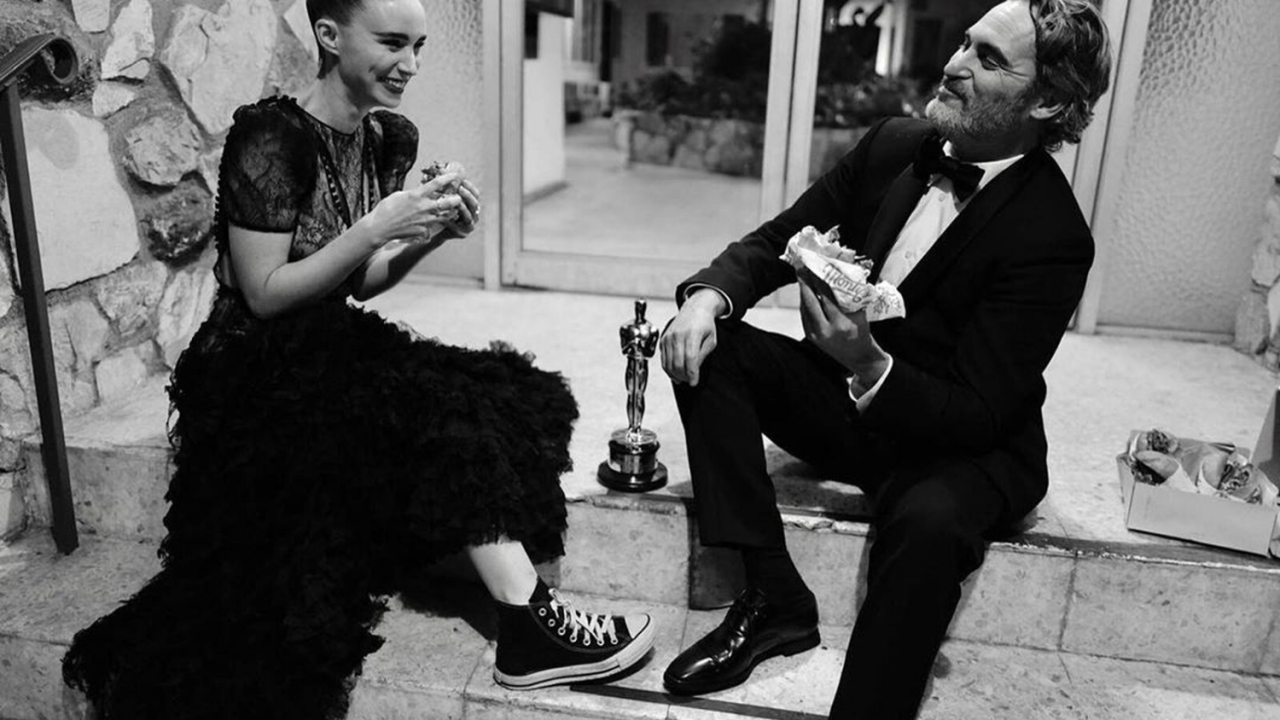 Joaquin Phoenix e sua mulher, Rooney Mara, comendo um sanduíche vegano pós Oscar