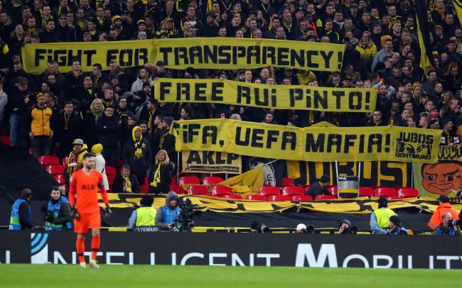 Torcedores do Borussia Dortmund estenderam faixas de apoio a Rui Pinto