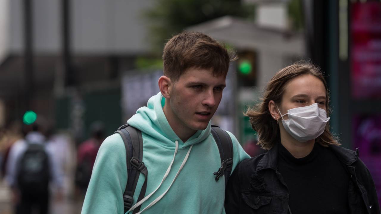 Em São Paulo, pessoas começam a usar máscaras de proteção após confirmação de caso de coronavírus no Brasil (27/02/2020)