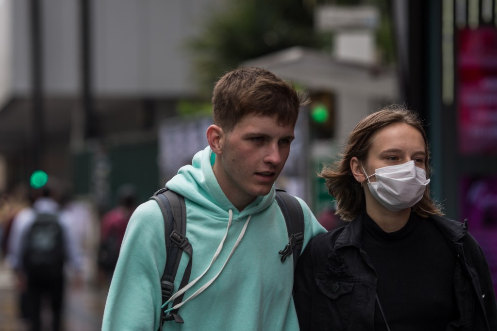 Em São Paulo, pessoas começam a usar máscaras de proteção após confirmação de caso de coronavírus no Brasil (27/02/2020)