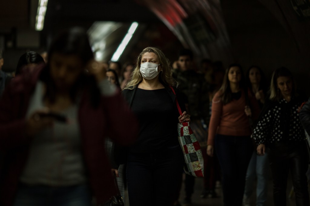 No metrô de São Paulo, pessoas começam a usar máscaras de proteção após confirmação de caso de coronavírus no Brasil (27/02/2020)
