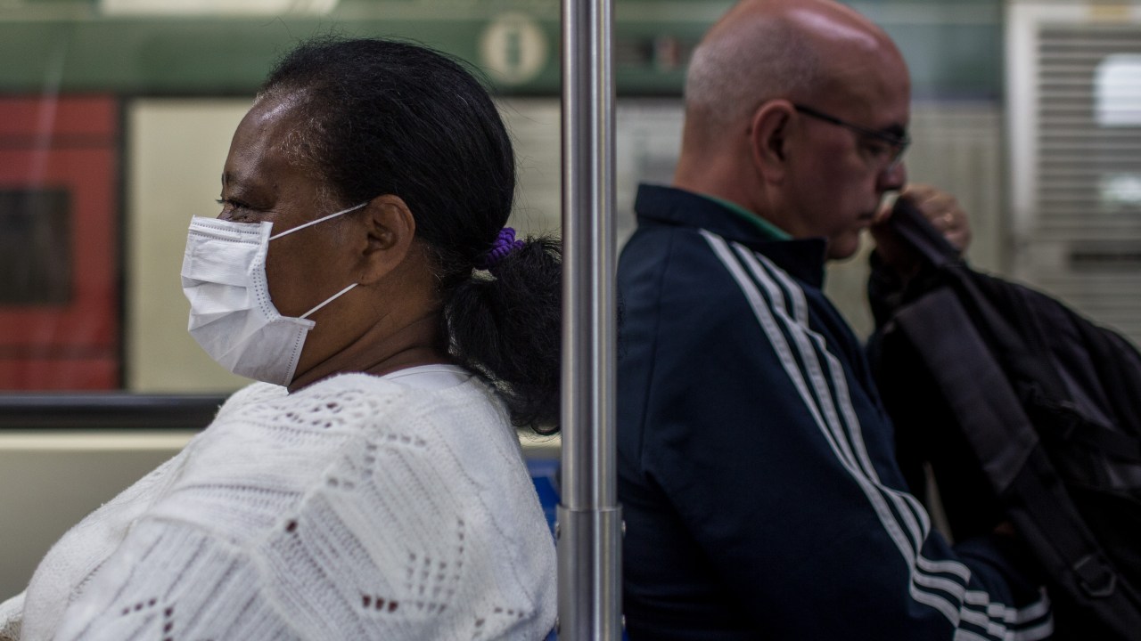 No metrô de São Paulo, pessoas começam a usar máscaras de proteção após confirmação de caso de coronavírus no Brasil (27/02/2020)