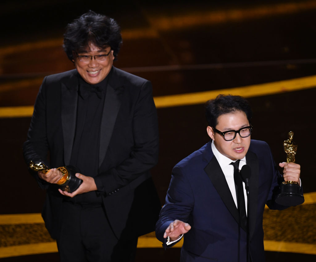 Bong Joon-ho e Han Jin-won recebem o prêmio de Melhor Roteiro Original por "Parasita"