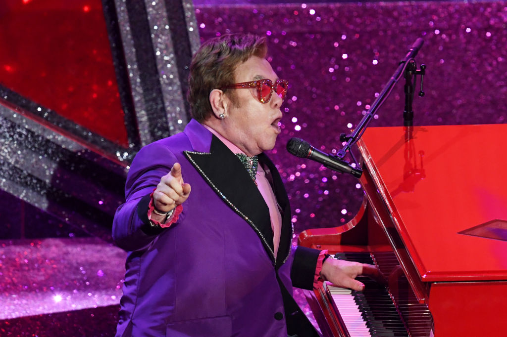 Elton John durante show na premiação do Oscar, em Hollywood