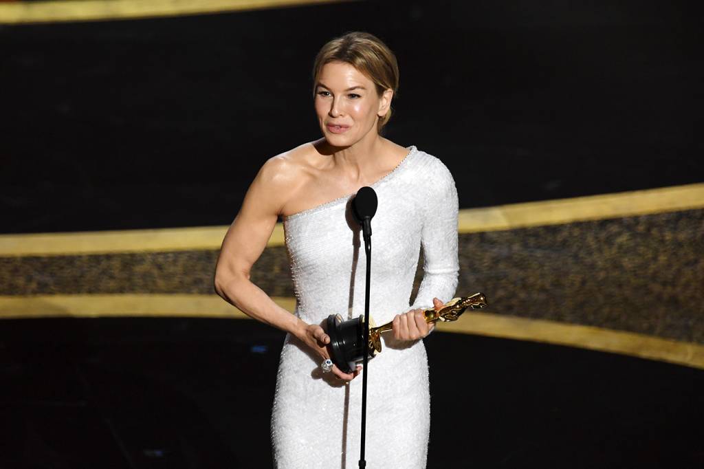 Renée Zellweger recebe o Oscar de melhor atriz por 'Judy – Muito além do Arco-Íris'