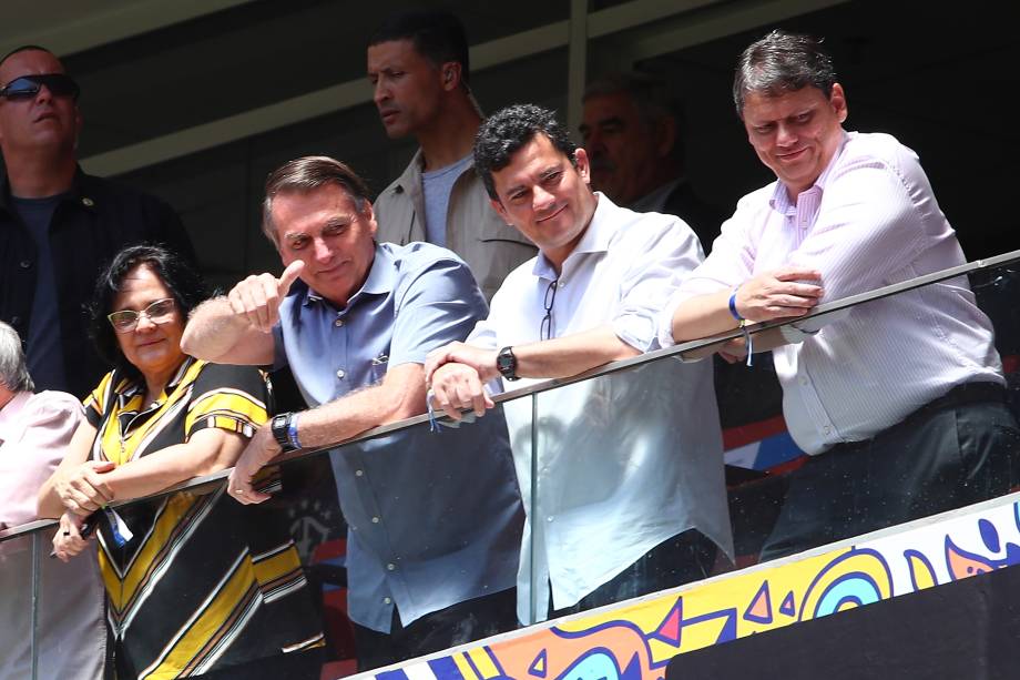 Acompanhado de ministros, o presidente Jair Bolsonaro esteve na partida entre Flamengo e Athletico Paranaense em Brasília