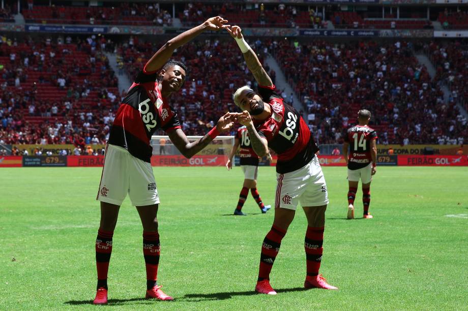 Bruno Henrique e Gabriel Barbosa celebram gol na vitória do Flamengo na Supercopa do Brasil