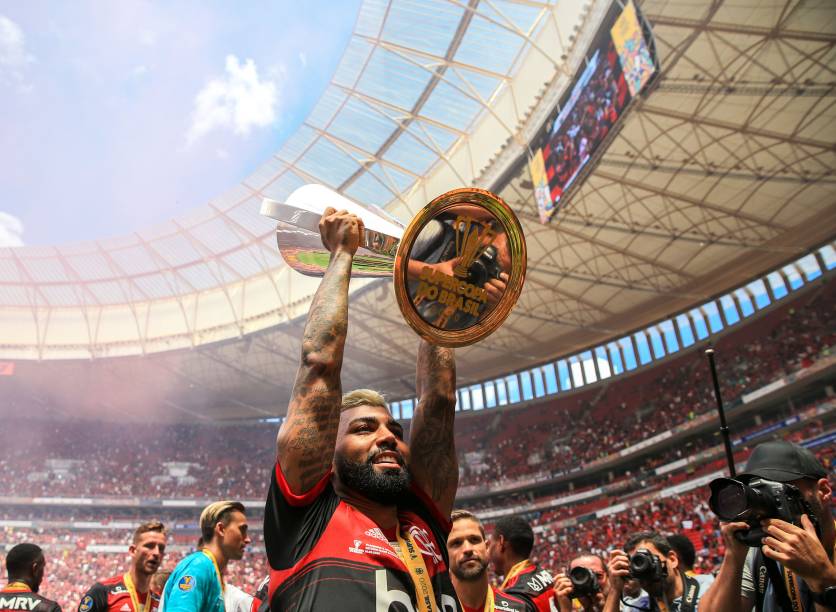 Gabriel Barbosa com a taça da Supercopa do Brasil, em Brasília