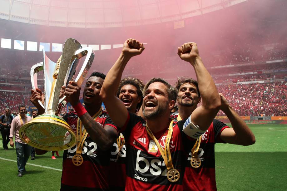 Bruno Henrique, Arão, Diego e Rodrigo Caio, do Flamengo, erguem a taça da Supercopa do Brasil