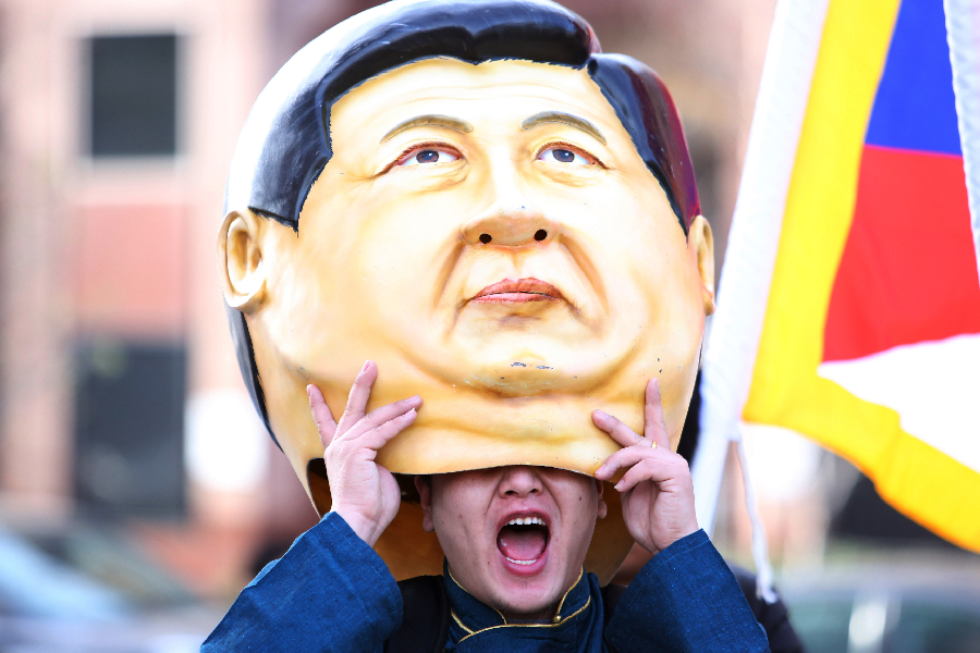 Manifestante usa máscara de Xi Jinping em protesto
