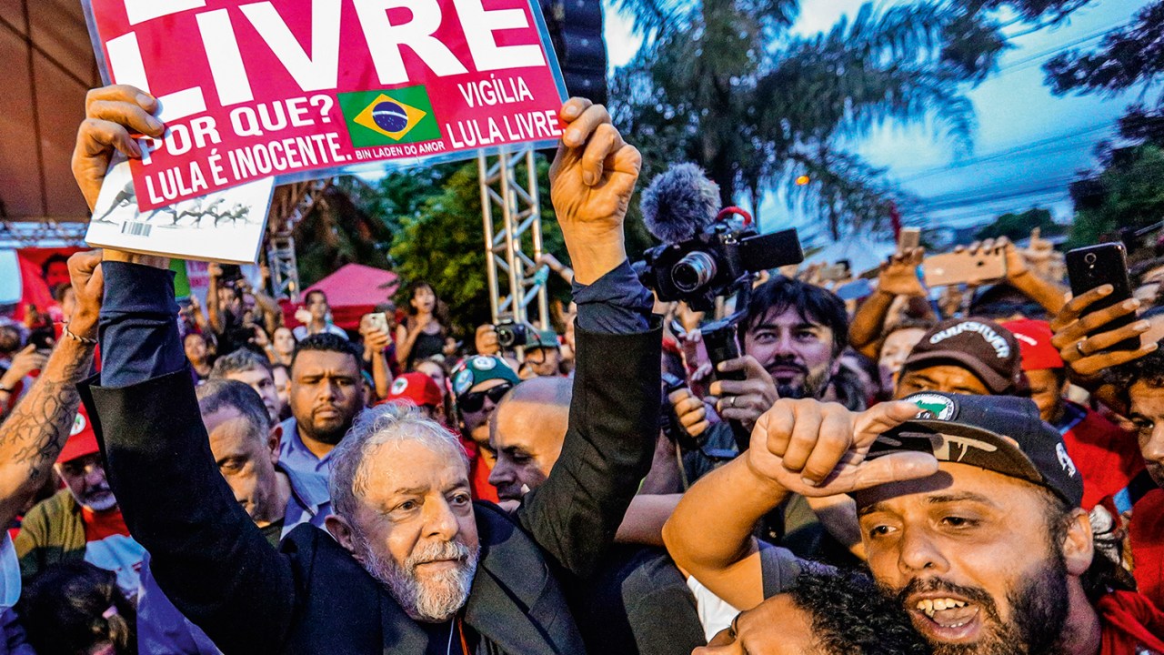 DE VOLTA ÀS RUAS - Lula ao sair da prisão: mobilização popular tímida depois de 580 dias na carceragem em Curitiba