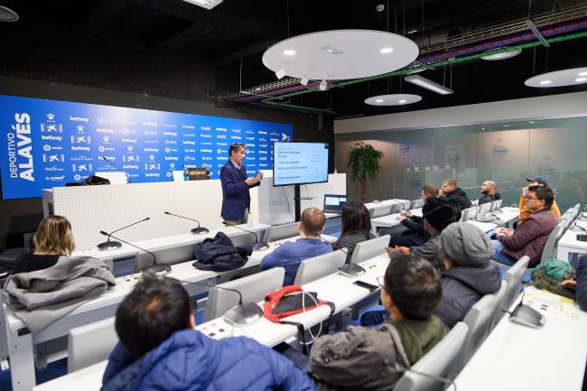 Mikel Barcena, diretor do Alavés durante apresentação no estádio Mendizorrotza