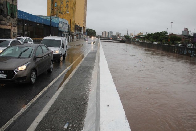 Rio Tamanduateí com risco de transbordamento após fortes chuvas
