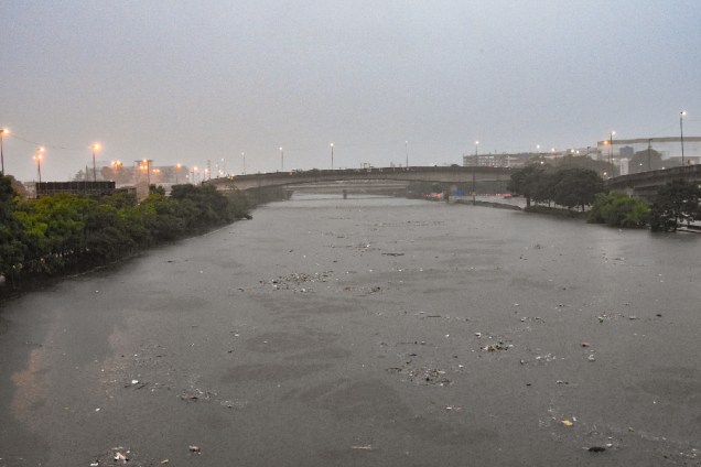 Rio Tietê transbordou após temporal