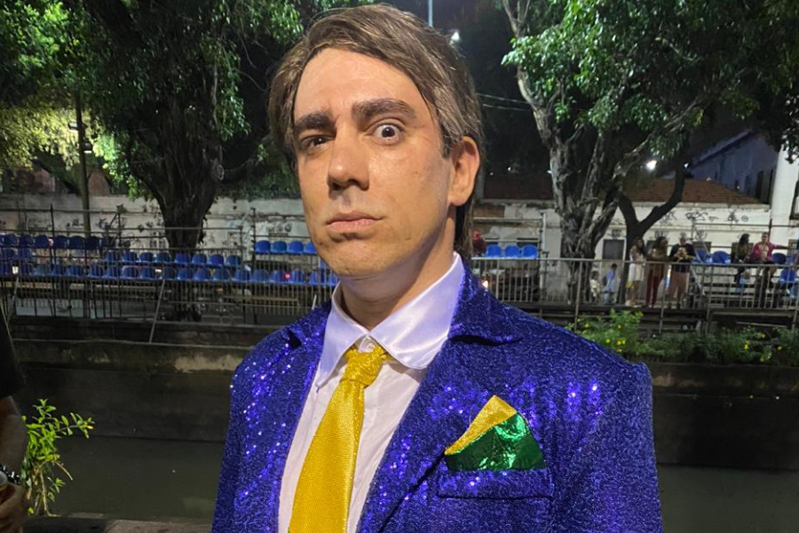 Marcelo Adnet caracterizado de Jair Bolsonaro para desfile da São Clemente (24/02/2020)