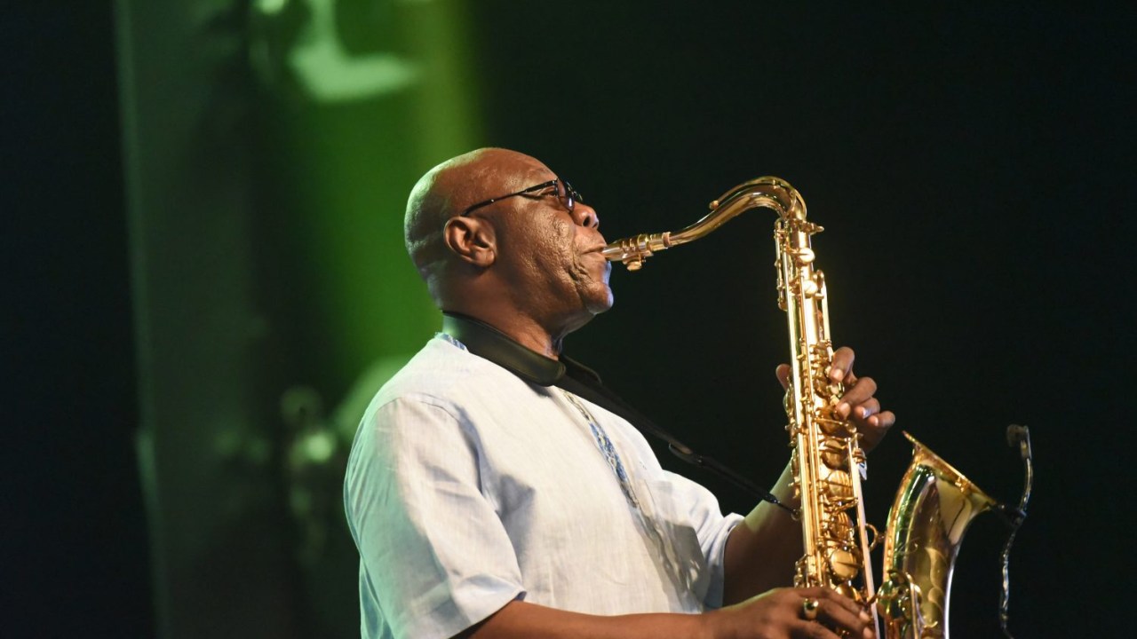 Manu Dibango, saxofonista, no Ivory Hotel Abidjan em 2018.