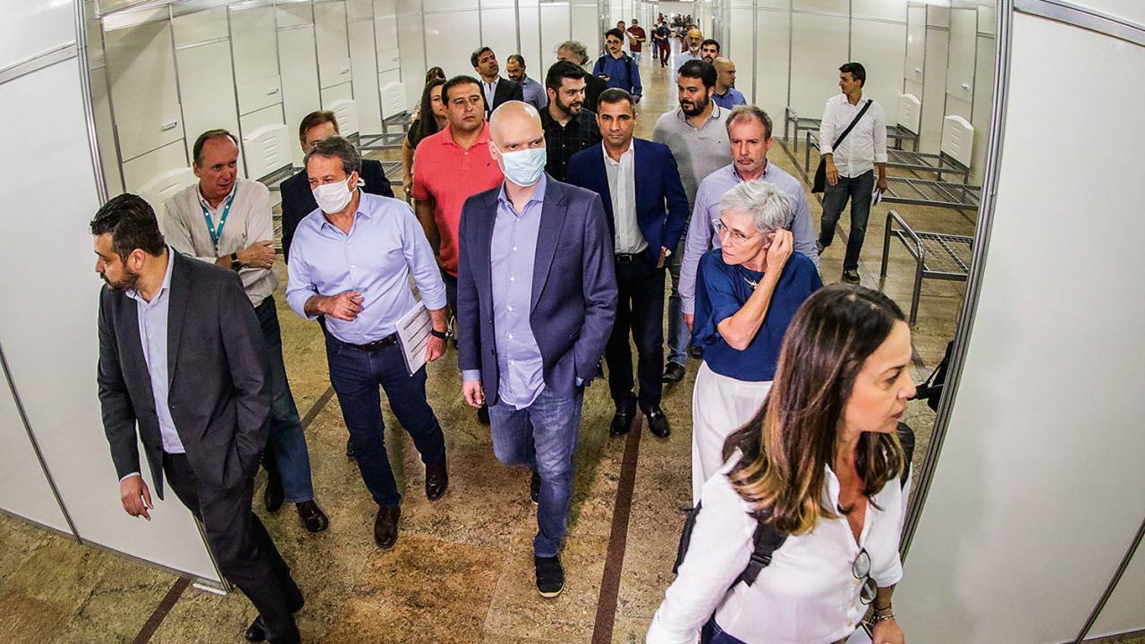 SEM DESCANSO - Vistoriando obras de hospital de campanha para infectados pela Covid-19: ele testou negativo