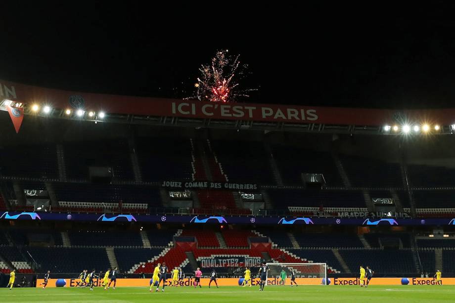 Fogos de artifício são vistos do lado de fora do estádio Parc des Princes, na França