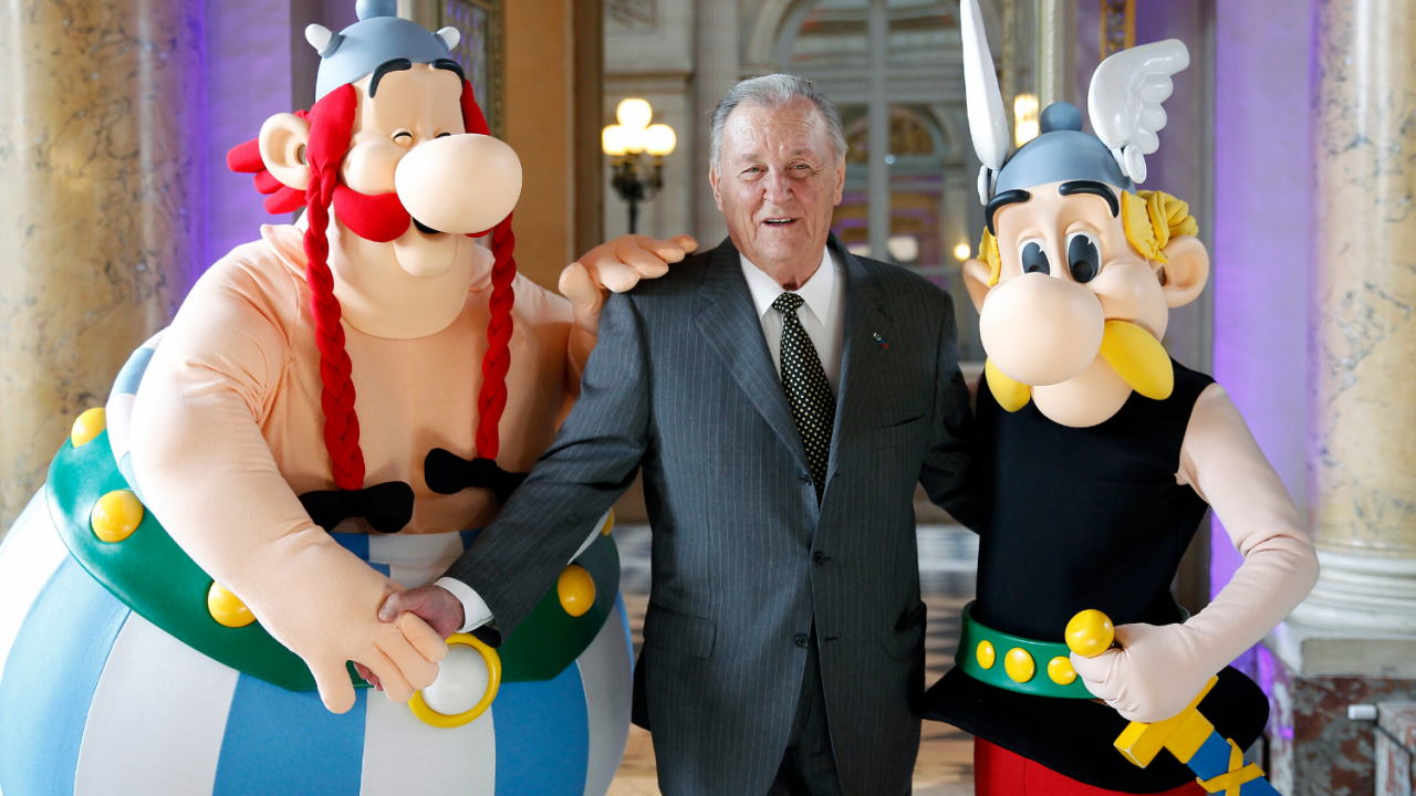 O cartunista Albert Uderzo ao lado de suas criações: Asterix e Obelix