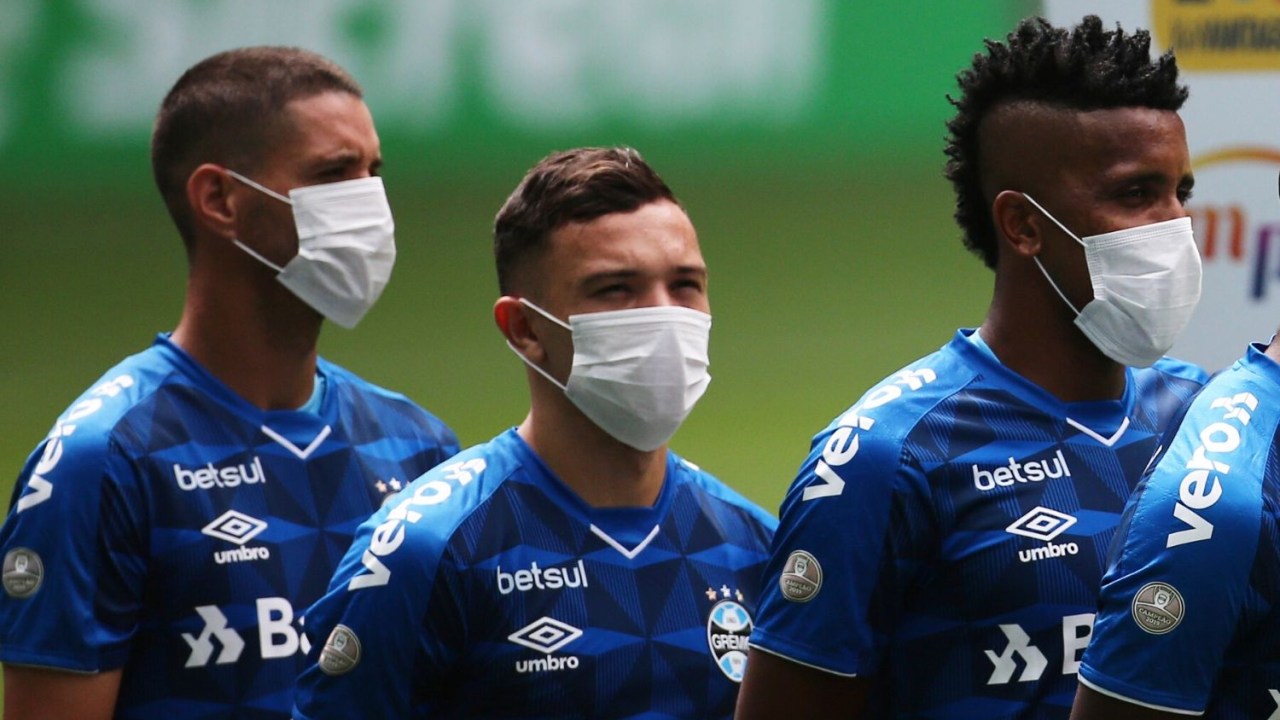 Jogadores do Grêmio usaram máscaras em protesto à manutenção do Campeonato Gaúcho em meio à crise do coronavírus
