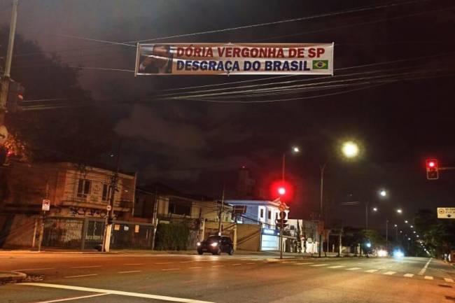 Faixas contra o governador João Doria foram espalhadas por São Paulo