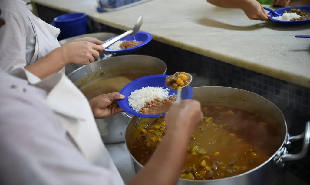 População em quadro de insegurança alimentar severa no Brasil caiu 85% em 2023, aponta Mapa da Fome da ONU