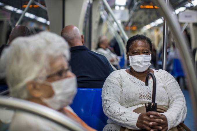 No metrô de São Paulo, pessoas começam a usar máscaras de proteção após confirmação de caso de coronavírus no Brasil (27/02/2020) Victor Moriyama/Getty Images