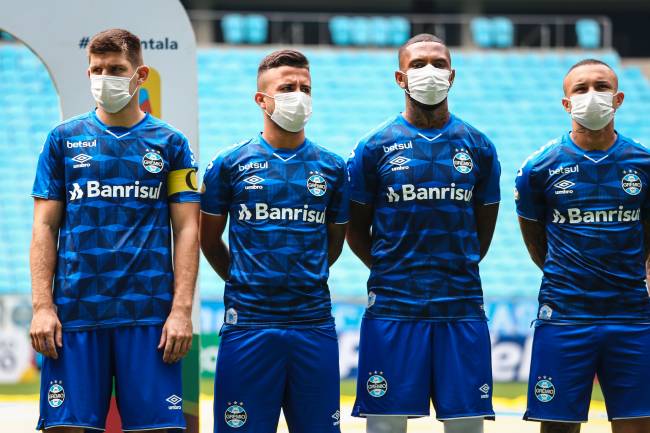 Jogadores do Grêmio entraram de máscara diante do São Luiz