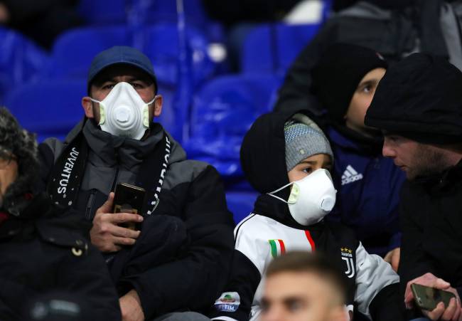 Torcedores da Juventus usou máscaras na partida contra o Lyon, na França