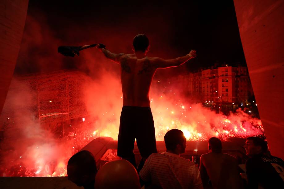 Angel Di María, do PSG, celebra com os torcedores que estavam do lado de fora por causa do coronavírus