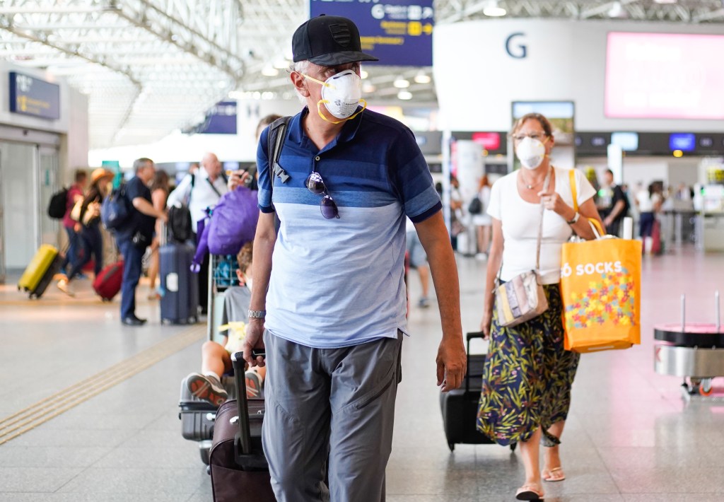 Tempos de coronavírus: passageiros usam máscaras de proteção no aeroporto do Galeão, no Rio de Janeiro (14/03/2020)