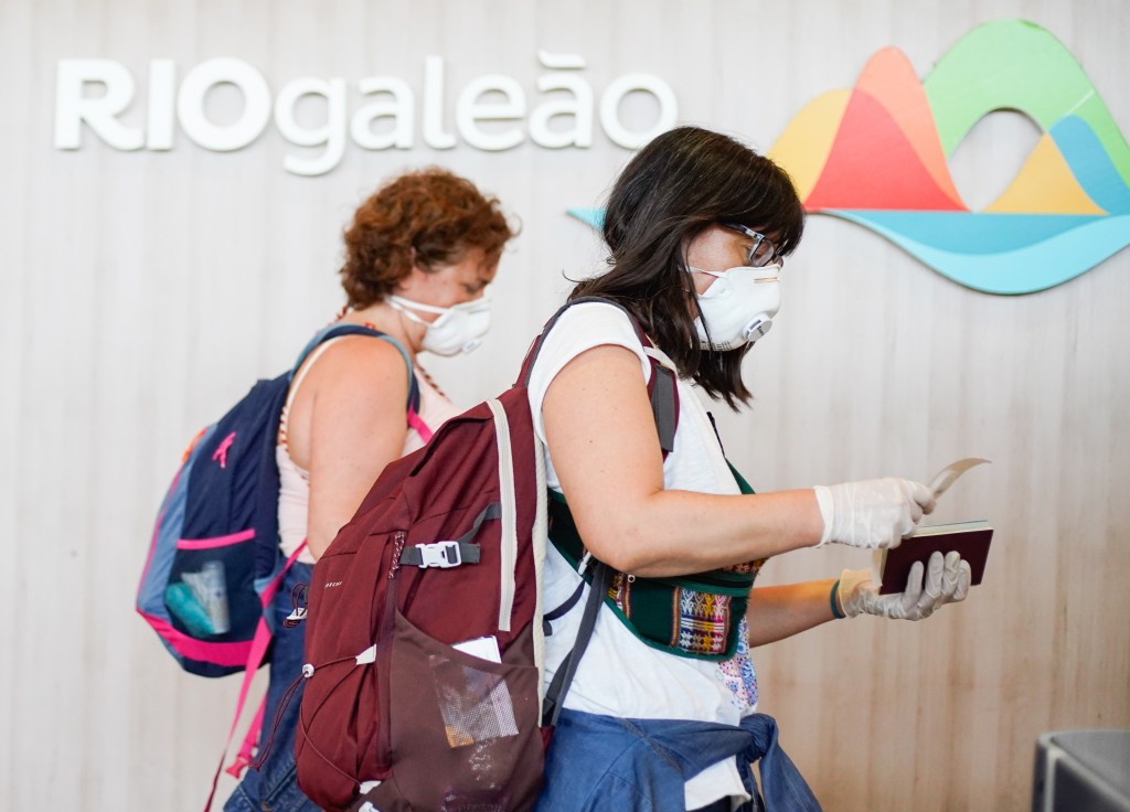 Tempos de coronavírus: passageiros usam máscaras de proteção no aeroporto do Galeão, no Rio de Janeiro (14/03/2020)