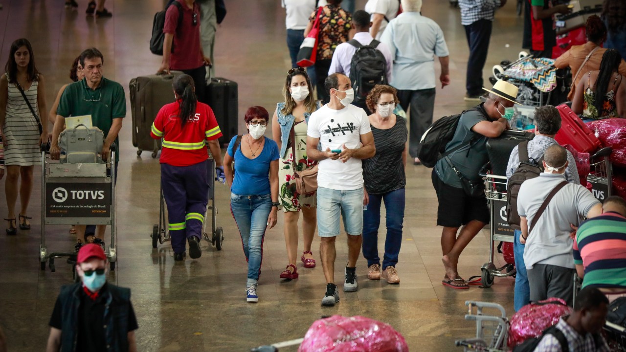 Tempos de coronavírus: passageiros usam máscaras de proteção no aeroporto de Guarulhos, em São Paulo (14/03/2020)