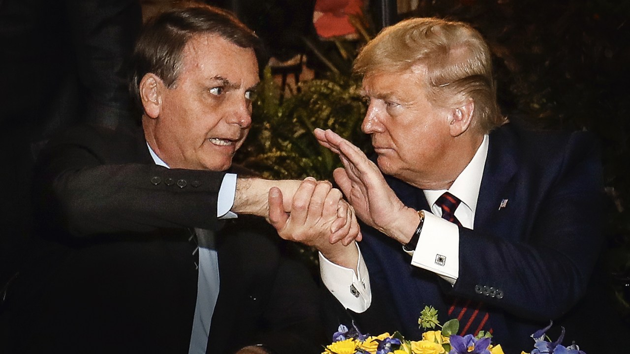 DE MÃOS DADAS -- O presidente Bolsonaro tem esperança de que o republicano Donald Trump ainda poderá ser reeleito