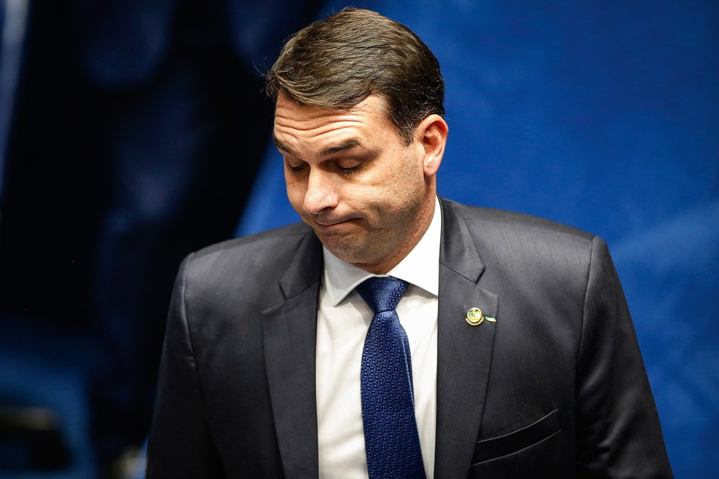 ROMARIA - O senador Flávio Bolsonaro tem procurado STF para baixar tom das críticas do pai