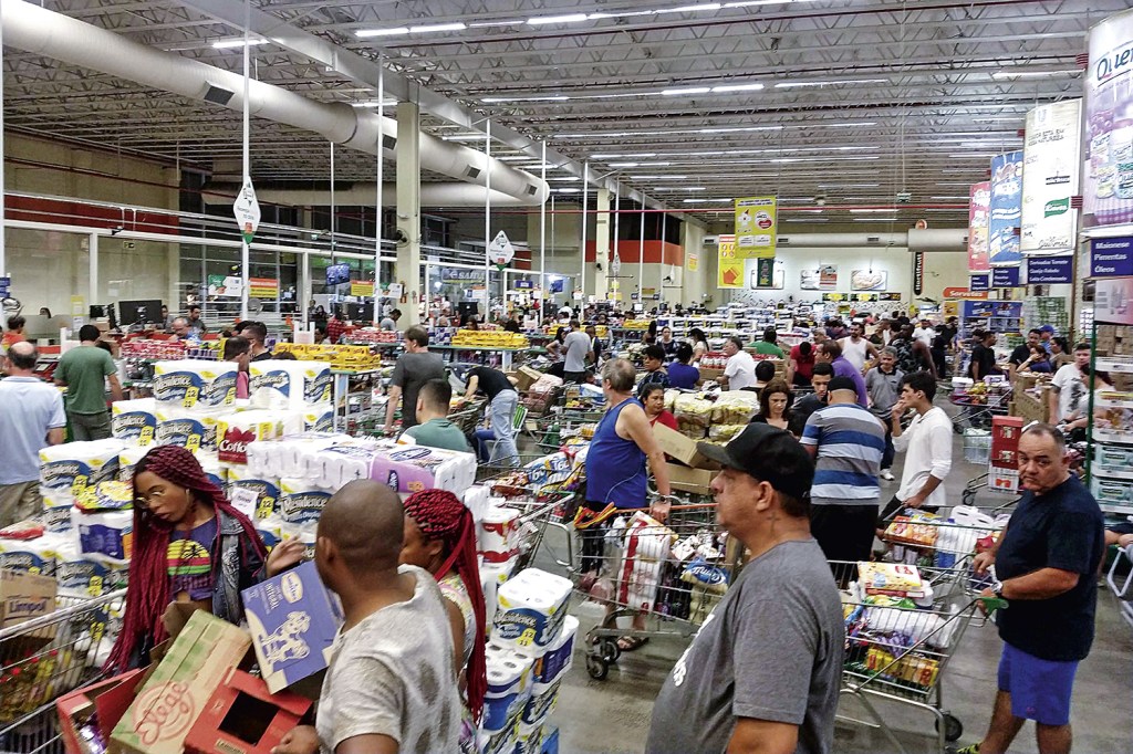 DESCONTROLE - Corrida aos supermercados: consumidores estocam produtos para a quarentena