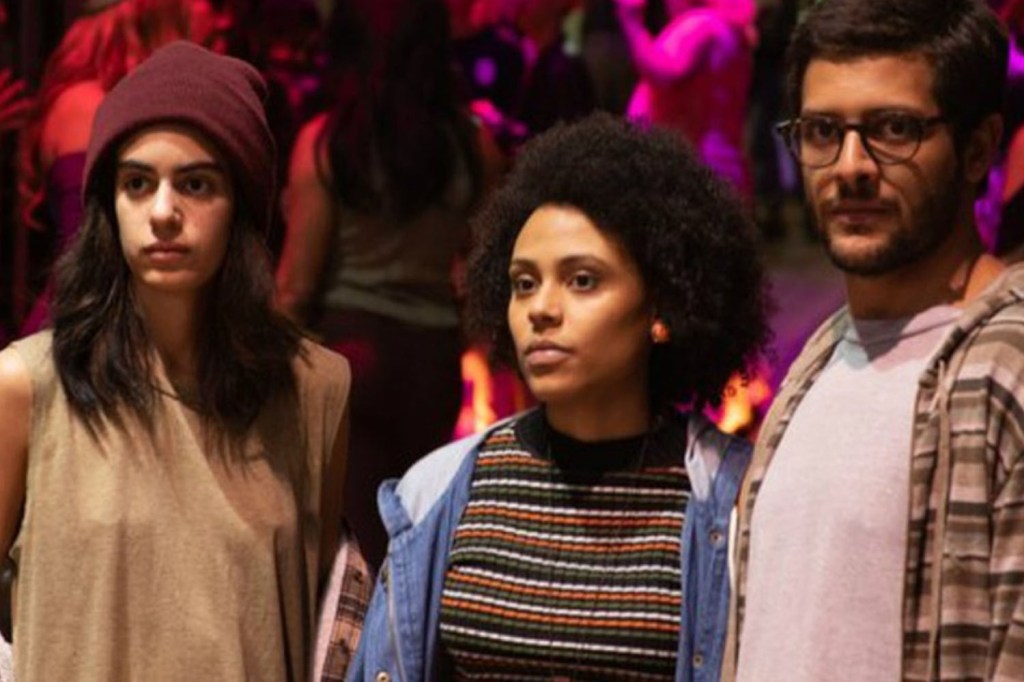 Rafa (esquerda) é uma pessoa não-binária que se muda para a casa de Maia (centro) e Vini (direita) em nova série de comédia dramática da HBO.