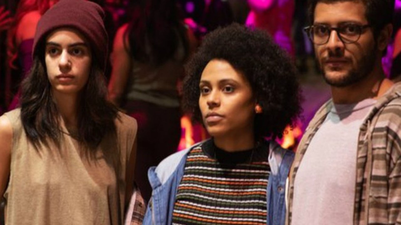 Rafa (esquerda) é uma pessoa não-binária que se muda para a casa de Maia (centro) e Vini (direita) em nova série de comédia dramática da HBO.