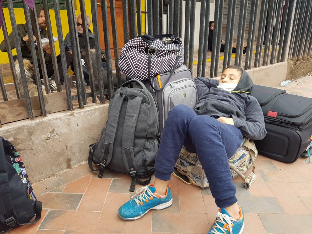 Brasileiros aguardam por informações sobre repatriação em frente ao aeroporto de Cusco, no Peru