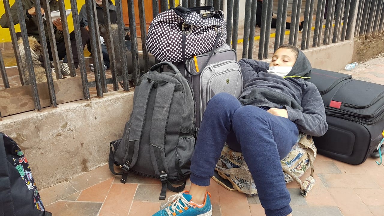 Brasileiros aguardam por informações sobre repatriação em frente ao aeroporto de Cusco, no Peru