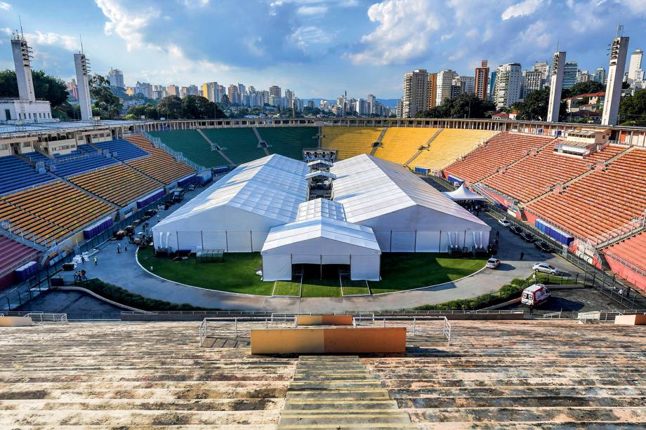 Hospital de campanha temporário criado para pacientes com coronavírus no estádio Pacaembu