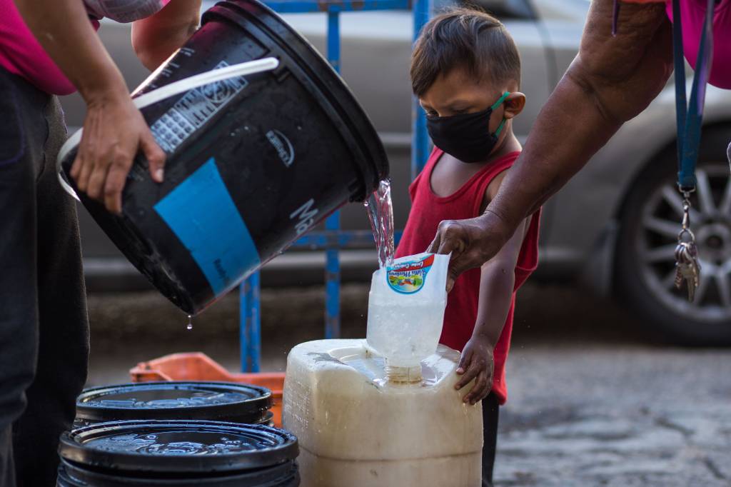 VENEZUELA-HEALTH-VIRUS-GASOLINE-WATER