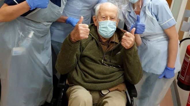 Keith Watson, de 101 anos, acena ao deixar o hospital, curado de Covid-19