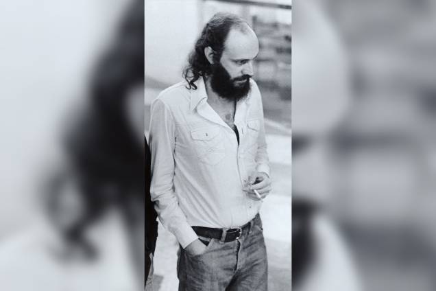 Aldir Blanc fumando cigarro, em 1979 Aldir Blanc fumando cigarro, em 1979